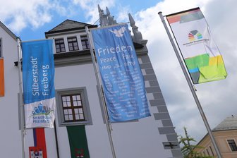 Provokationen und Diskussionen: Stadtrat von Freiberg streitet um Fahnen vor dem Rathaus zum Ukraine-Krieg - Zwischen der Silberstadtfahne und der Fahne der Welterberegion Erzgebirge wehte schon in der Vergangenheit vor dem Rathaus Freiberg die Friedensfahne.