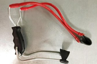 Prozess am Amtsgericht Aue: Besondere Schleuder bringt Erzgebirger fast ins Gefängnis - Ein Foto des Hauptzollamtes zeigt eine solche Präzisionsschleuder. Egal ob mit oder ohne Armschiene, der Besitz ist strafbar.
