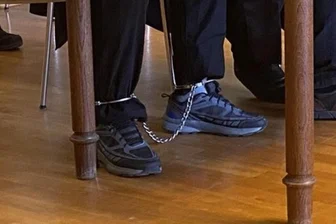 Prozess am Landgericht Zwickau: Vorbestrafter soll Nachbarsjungen jahrelang schwer missbraucht haben - Der 31-jährige Crimmitschauer trug während der Verhandlung Fußfesseln.