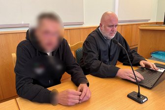 Prozess: Erzgebirger hortet Maschinenpistolen und Sturmgewehre, Polizei entdeckt noch mehr - Verbrechen nach dem Waffengesetz: Der Mann aus dem Erzgebirge wurde verurteilt. Rechts: sein Verteidiger Ulf Weinhold.