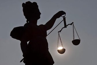 Prozess: Ex-Polizist darf in Freiheit leben -