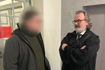 Prozess: Familienvater aus dem Erzgebirge missbraucht seine eigene fünfjährige Tochter - Der Angeklagte mit seinem Anwalt Oliver Ternick (rechts) während der Unterbrechung.