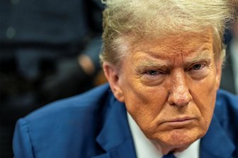 Prozess gegen Donald Trump: Showdown für einen Showman - Der ehemalige US-Präsident Donald Trump sitzt während seines laufenden Schweigegeldprozesses vor dem Strafgericht in Manhattan.