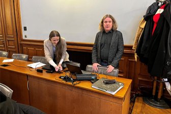 Prozess gegen Musiker Ofarim: Was ein Professor aus Mittweida zum Davidstern zu sagen hat - Professor Dirk Labudde und seine Mitarbeiterin Svenja Preuß sind am Landgericht Leipzig am Mittwoch zum Prozess gegen Gil Ofarim erschienen.