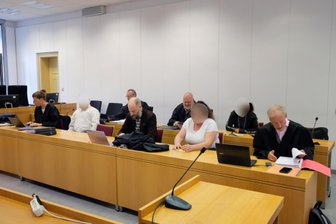 Prozess gegen mutmaßliche Drogendealer-Familie aus Colditz: Gab es Hintermänner im Ausland? - Die Angeklagten: Der mutmaßliche Drogenboss (2. v. l.), seine Mutter (3. v. r.) und seine Ex (2. v. r.). Zudem deren Anwälte, darunter Martin Kohlmann.