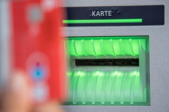 Prozess gegen mutmaßlichen Bank-Betrüger – Opfer: „Ich Rindvieh habe ihm auch noch meine PIN gesagt“ - Nach Überzeugung der Staatsanwaltschaft gab sich ein 32-Jähriger wiederholt als Mitarbeiter einer Bank aus, um in die Wohnungen von Senioren zu gelangen. Mit den dort erbeuteten Geldkarten soll er Geld abgehoben oder Einkäufe bezahlt haben.
