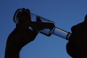 Prozess in Chemnitz: Alkoholiker stiehlt Auto und fährt in Schlangenlinien an Polizei vorbei - Mit knapp drei Promille wollte der Mann noch zu seiner Freundin fahren. Er hatte aber Probleme, das Auto in der Spur zu halten und fiel zwei Polizisten auf.