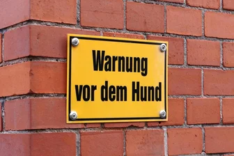 Prozess in Chemnitz: Hund beißt Techniker bei Rauchmelderkontrolle in die Wade - In Chemnitz wurde ein Techniker bei einem Hausbesuch von einem Hund gebissen.