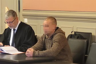 Prozess in Zwickau: Stalker schmiert seiner Ex-Freundin ein Hakenkreuz vor die Haustür - Das Landgericht Zwickau schickt den Angeklagten (rechts) nun ins Gefängnis. So schön sei es dort aber auch nicht, nörgelte der Mann.