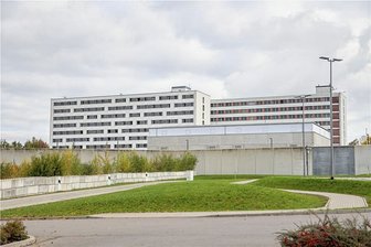 Prozess: JVA-Beamter gesteht verbotene Liebe mit Gefangener - In der Chemnitzer Justizvollzugsanstalt an der Reichenhainer Straße soll ein JVA-Beamter eine Beziehung zu einer Gefangenen gehabt haben.