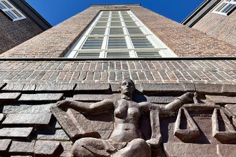 Prozess: Mann bedroht Nachbarin im Erzgebirge mit Küchenmesser - Ein Mann wollte einen Freispruch vor dem Landgericht. Doch er war nicht erschienen.