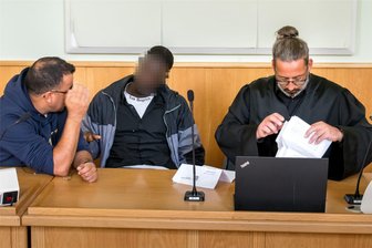 Prozess: Mann soll sich am Annaberger Busbahnhof auf 76-jährige Rentnerin gelegt haben - Der Angeklagte (M.) bei einer früheren Verhandlung im Amtsgericht Marienberg.
