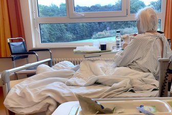 Prozess: Mann zerschneidet Kabel an Patientenbetten bei Klinikum im Erzgebirge - Anschlag auf Krankenhausbetten: Ein Mann musste sich vorm Landgericht verantworten.