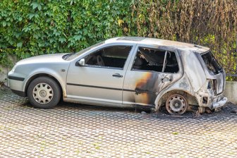Prozess: Mann zündet Auto im Erzgebirge an und lässt entscheidenden Hinweis zurück - Weil er dieses Auto anzündete, muss ein Erzgebirger ins Gefängnis.