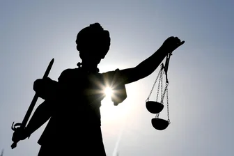 Prozess nach Vorfall auf Straßenfest in Plauen: Mann griff nach Dienstwaffe von Polizistin - Justizia, die römische Göttin für Gerechtigkeit, steht symbolisch für das Rechtswesen in Deutschland. Am Landgericht in Zwickau musste sich ein 38-jähriger Vogtländer verantworten.