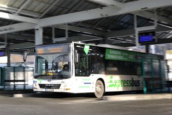Prozess: Rabiater Fahrgast greift RVE-Busfahrerin bei Halt in Schwarzenberg an - Am Schwarzenberger Busbahnhof beleidigte ein Fahrgast erst die Busfahrerin, dann versuchte er ihr das Handy zu entreißen.