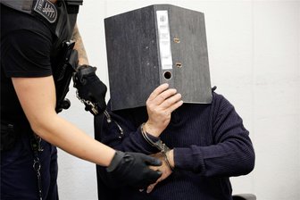 Prozess: Sechsfache Mutter in Aue mit zehn Stichen getötet - Der Angeklagte soll seine Ehefrau in Aue in der gemeinsamen Wohnung mit mehreren Messerstichen getötet haben.