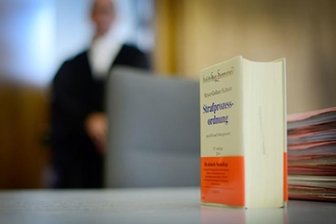 Prozess um Brandanschlag auf Asylbewerberheim: Verteidigung wollte Staatsanwalt austauschen lassen -