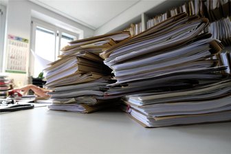 Prozess um Drogenhandel in Freiberg: Akten-Chaos und Computerpannen - Im Prozess gegen zwei Freiberger wegen Drogenhandels mussten sich die Prozessbeteiligten mit Tausenden Seiten Akten auseinandersetzen.