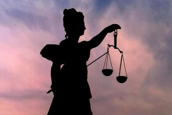 Justitia - die Göttin der Gerechtigkeit - mit ihrer Waage, mit deren Hilfe das Für und Wider bei Gericht gegeneinander abgewogen wird.