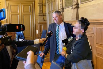 Prozess um gefälschtes Testament: Mehr als vier Jahre Haft für Zwickauer Krankenschwester - Prozess um Testamentsfälschung: Verteidiger Nils Hulinsky und die Angeklagte wollen Revision einlegen.