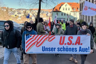 Prozess um Hakenkreuz-Aufkleber im Erzgebirge - „Die Partei“ demonstriert vor Amtsgericht - Nach dem Prozess demonstrierten die „Partei“-Anhänger durch Aue.