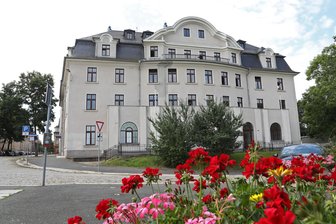 Prozess um Handgemenge am Glauchauer Polizeirevier: Ein geschlagener Polizist, eine verletzte Frau und viele Fragezeichen - Vor dem Glauchauer Polizeirevier kam es 2022 zur Auseinandersetzung zwischen einer betrunkenen Frau und den Polizeibeamten.