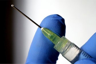Prozess um Impfschäden in Chemnitz: Erzgebirger verklagt Biontech auf 150.000 Euro Schadenersatz - Weil er nach einer Coronaimpfung krank wurde, verklagt ein Erzgebirger nun den Pharmakonzern Biontech.