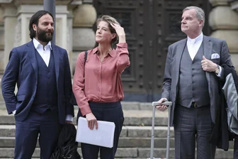 Prozess um Kindesentführung: Steakhaus-Erbin Block feuert Anwalt - Hamburg am 25. Juli: Unternehmerin Christina Block neben ihren Anwälten Ingo Bott (links) und Otmar Kury.
