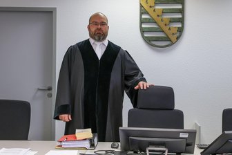 Prozess um Nazi-Parole vor dem Amtsgericht Hohenstein-Ernstthal: „Seit Höcke weiß jeder, dass das strafbar ist“ - Richter Peter Schubert fällte im kurzen Prozess ein klares Urteil.