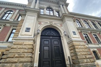 Prozess um Plauener Spielhallen-Raub: Angeklagter weint im Gerichtssaal – „es tut mir leid, dass ich mich mit dem Zeug so kaputt gemacht habe“ - Am Freitag sprach das Landgericht Zwickau ein Urteil im Prozess.