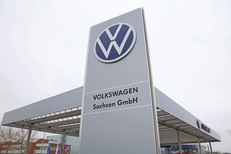 Prozess um Rassismus bei VW ruht zunächst - Vor Gericht ist die Verhandlung vorerst unterbrochen. Der betroffene Mitarbeiter hofft weiter auf eine Stelle im Westen. 