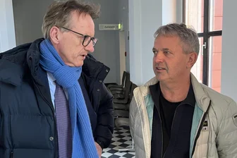 Prozess um Tod eines Kindes: Warum der Großvater das Urteil als gerecht empfindet - Steffen Brückner (rechts), der Großvater des verstorbenen Jungen, sprach nach der Urteilsverkündung im Landgericht Chemnitz mit Verteidiger Michael Stephan. Ihm gehe es darum, so Brückner, ähnliche Tragödien zu verhindern.