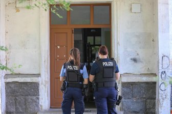 Prozess um tödlichen Messerangriff in Plauen: Was geschah wirklich im Asylbewerberheim? - Was genau sich im Juli 2024 hinter den Türen des Asylbewerberheims in Plauen abgespielt hat, soll das Verfahren am Landgericht Zwickau klären.