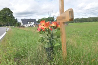Prozess um tödlichen Pedelec-Unfall bei Helbigsdorf: So ist der Stand - Ein Kreuz und Blumen an der Straße zwischen Helbigsdorf und Großhartmannsdorf erinnern an das Unfallopfer.