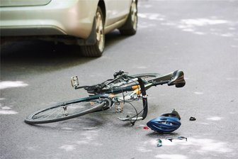 Prozess um tödlichen Radunfall auf B 173 in Chemnitz: Welche Schuld trifft den Autofahrer? - Im Juni 2022 kam es auf der Hofer Straße in Mittelbach zu einem Unfall. Der beteiligte Radfahrer starb drei Wochen später an den Verletzungen.