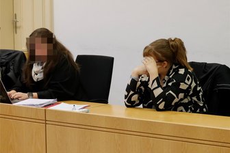 Prozess um totes Baby: Landgericht Chemnitz verhandelt erneut gegen junge Frau aus dem Raum Freiberg - Die Angeklagte (r.) mit ihrer Verteidigerin im Verhandlungssaal des Landgerichtes Chemnitz.