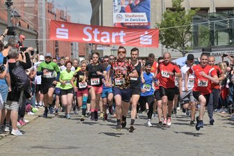 Prozess um Unfall beim Zwickauer Stadtlauf: Fußgängerin klagt gegen Verein und Läufer - Start zum Stadtlauf auf dem Kornmarkt. Kurz danach kam es zu einem Unfall.