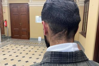 Prozess um versuchten Totschlag am Postplatz in Plauen: „Ist es das wert, sich für zwei Mädchen abstechen zu lassen?“ - Das Opfer nach seiner Aussage im Zwickauer Landgericht: Der 22-jährige Iraker erlitt bei der Auseinandersetzung am 7. Mai dieses Jahres auf dem Postplatz eine bis zu vier Zentimeter tiefe Schnittwunde im Hals- und Nackenbereich.