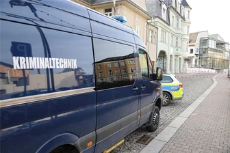 Prozess um versuchten Totschlag im Erzgebirge: Video zeigt brutalen Angriff an der Schulbrücke - Am Neujahrsmorgen sicherte die Kriminalpolizei den Tatort neben der Schulbrücke in Aue.