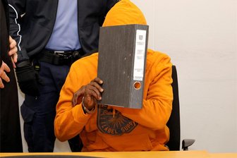 Prozess um versuchten Totschlag: Was in der Neujahrsnacht in Aue passierte - Der Angeklagte wollte sich zum Prozessauftakt nicht zu den Vorwürfen äußern.