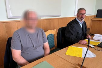Prozess wirft Fragen auf: Hat ein Familienvater aus dem Erzgebirge seinen Stiefsohn tatsächlich missbraucht? - Der Angeklagte stritt vor Gericht die Vorwürfe ab. Rechts: sein Verteidiger Norman Sgumin.