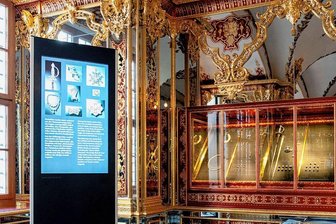 Prozess zu Dresdner Juwelenraub: Eigentlich wollten die Diebe Sachsens Grünen Diamanten - Im historischen Grünen Gewölbe wird die Vitrine noch gezeigt, in der die geraubten Juwelen lagen. Auf der Fototafel sind einige der gestohlenen Stücke zu sehen.
