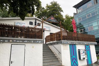 Prozess zu Einbruch im Studentenclub Mittweida: Drogen spielten wichtige Rolle - In den Studentenclub in Mittweida - hier im August 2025 - war eingebrochen worden. Zwei junge Männer ließen Technik mitgehen. Nun standen sie vor Gericht.