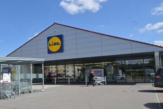 Prozess zu Einbruch in Zwickauer Lidl-Markt: „Die hauen mir auf die Schnauze, wenn ich nicht mitmache“ - Der Einkaufsmarkt Am Fuchsgraben in Zwickau war Ziel der Einbrecher. Sie zerstörten die Eingangstür.
