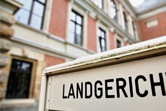Prozess zu Messerattacke in Glauchau: Kurzzeitig bestand Lebensgefahr - Vor dem Landgericht Zwickau muss sich eine Frau wegen zwei Messerattacken verantworten.