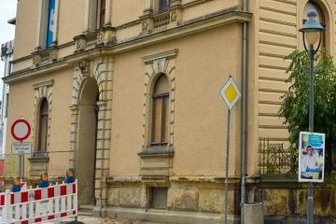 Prozess zu Säulendiebstahl neu aufgelegt - Der Stadtpalast am Reichenbacher Solbrigplatz wurde 2020 zum Ziel eines Einbruchs.