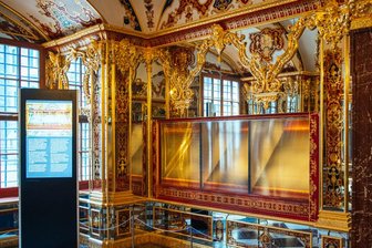 Die leere Vitrine des Grünen Gewölbes in Dresden 