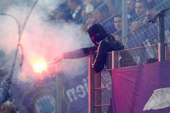 Prozessbeginn gegen Hooligan-Gruppierung des FC Erzgebirge Aue - Symbolbild. Vermummt griffen Mitglieder der „Starken Jugend“, die sich dem FC Erzgebirge Aue verbunden fühlen, über einen langen Zeitraum hinweg gegnerische Fans an.