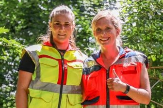 Prüfung bestanden: Hund Roland findet versteckte Person - Hundeführerin Victoria Bergner mit DLRG-Rettungshund Roland jr. Böhm und Teamhelferin Lisette Sommer (v.l.) nach der bestandenen Prüfung.